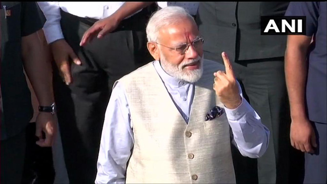 मतदान करुन आल्यानंतर पंतप्रधान नरेंद्र मोदी बोटाला लावलेली शाई दाखवताना