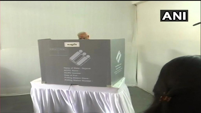 पंतप्रधान नरेंद्र मोदींने राणिप येथील मतदार केंद्रात जाऊन मतदान केले
