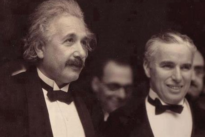 थोर शास्त्रज्ञ आईन्सटाइन आणि चार्ली चॅप्लिन यांच्या भेटीच्या वेळी काढलेले छायाचित्र