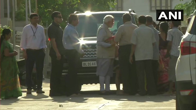 सकाळी सातेसातच्या सुमारास पंतप्रधान नरेंद्र मोदी गांधीनगर येथील आपल्या आईच्या घरी पोहचले. मतदानाचा हक्क बजावण्यासाठी आलेल्या मोदींने आधी आपल्या आईची भेट घेतली.