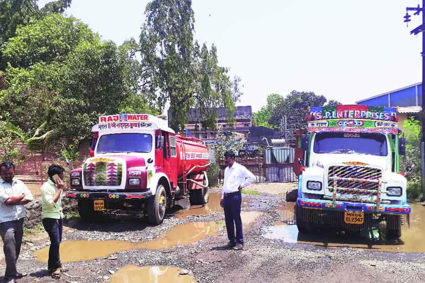 जीवन प्राधिकरणाच्या शुद्धीकरण केंद्रातून शहरात टँकरद्वारे पाणी.