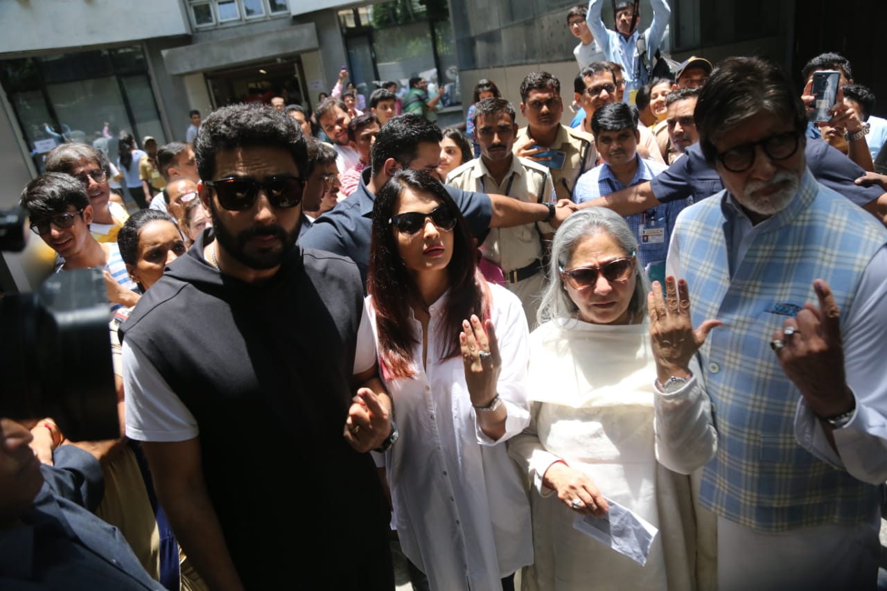 अमिताभ बच्चन यांनी सहकुटुंब बजावला मतदानाचा हक्क
