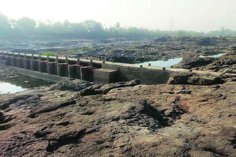 सांगे येथील बंधारा कोरडा पडला आहे.