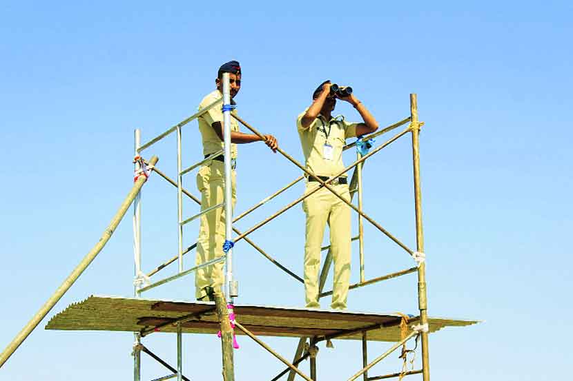 सभास्थानी पोलिसांची मनोऱ्यावरून नजर. 