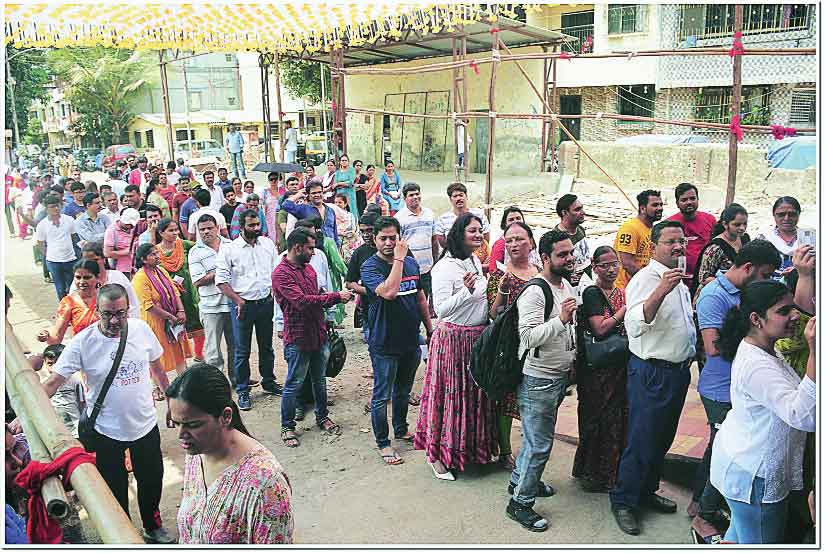 ठाण्यातील मतदार याद्यांचा घोळ, संथ मतदान प्रक्रिया यामुळे मतदानासाठी लांब रांगा लागल्याचे चित्र पाहायला मिळाले.