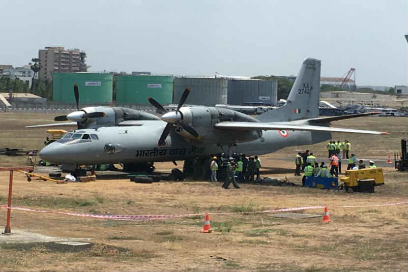 मुंबई विमानतळावर एअर फोर्सचे AN-32 विमान धावपट्टीवरुन घसरले