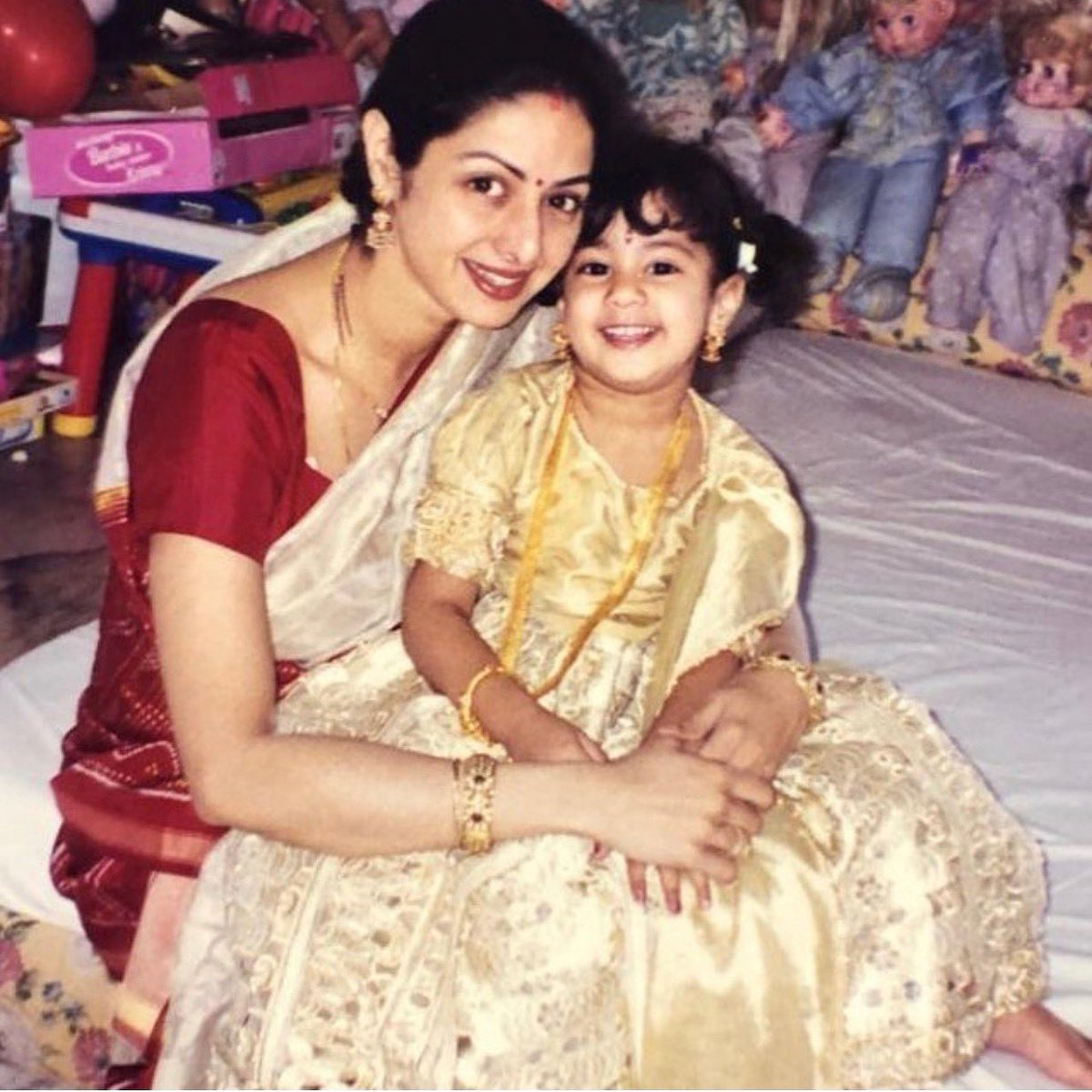दिवंगत अभिनेत्री श्रीदेवी आणि त्यांची मुलगी जान्हवी