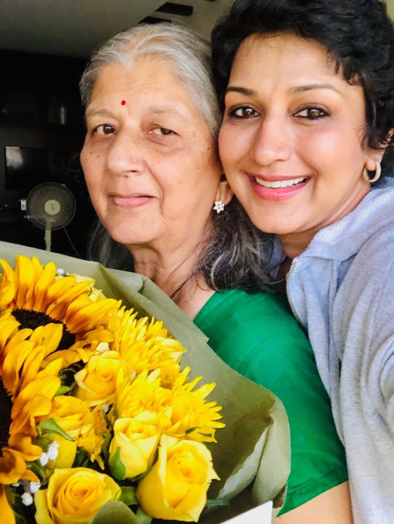 अभिनेत्री सोनाली बेंद्रेने आईसोबतचा शेअर केलेला हा फोटो