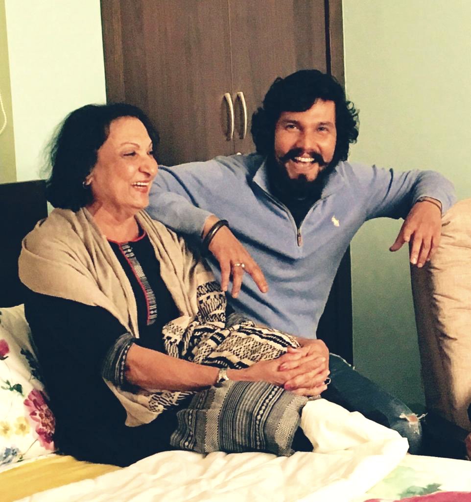 अभिनेता रणदीप हुड्डा आणि त्याची आई