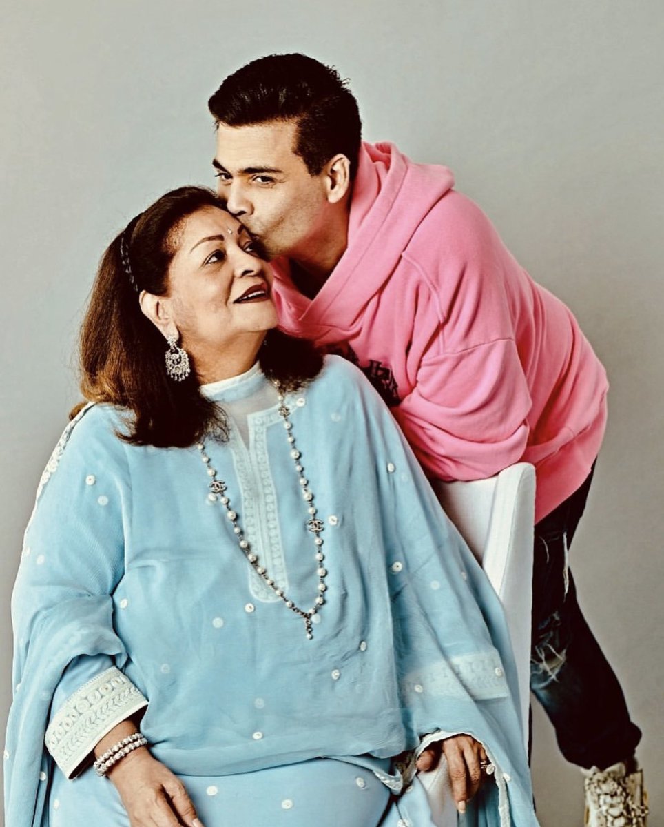 निर्माता-दिग्दर्शक करण जोहर आणि त्याची आई