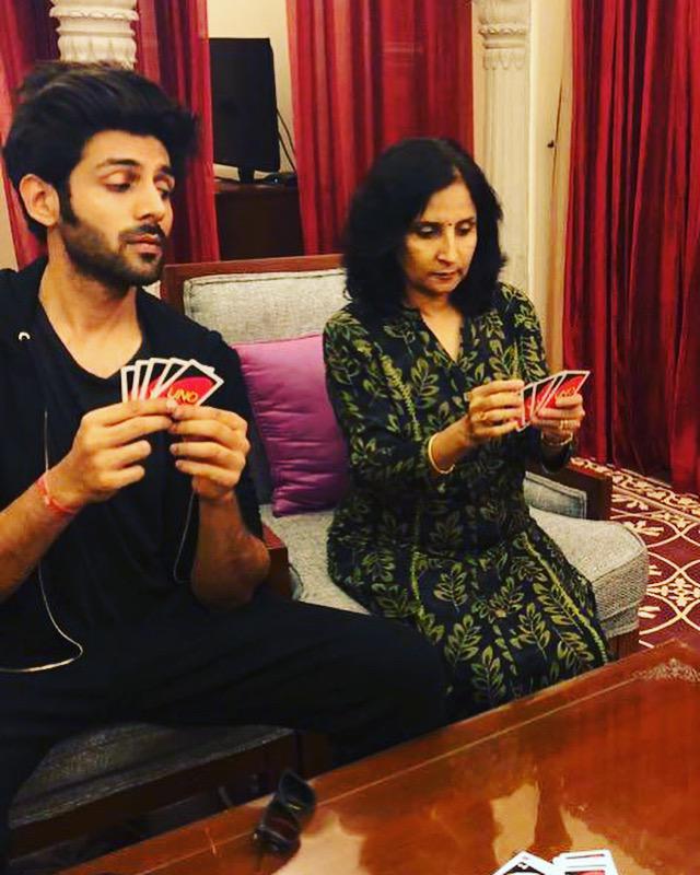 अभिनेता कार्तिक आर्यनने आईसोबत खेळतानाचा शेअर केलेला हा फोटो