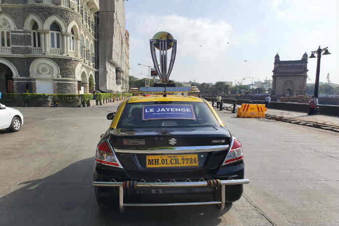 मुंबईत एका टॅक्सीवाल्याने आपल्या टॅक्सीच्या छतावर विश्वचषकाची प्रतिकृती बसवत टीम इंडियाला आपला पाठींबा दर्शवला आहे.