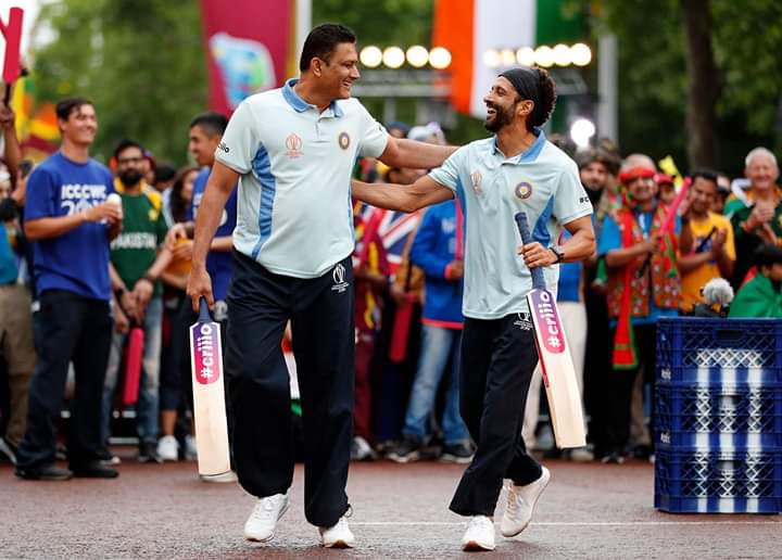 भारताकडून माजी कर्णधार अनिल कुंबळे आणि अभिनेता फरहान अख्तर यांनी ६० सेकंदांत चेंडू टोलावण्याच्या स्पर्धेत १९ गुण मिळवले.