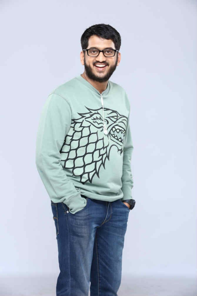 त्याची वाढलेली दाढी आणि नव्या स्टाइलचा चष्मा हा त्याचा लुक सध्या चाहत्यांच्या मनावर राज्य करत आहे.