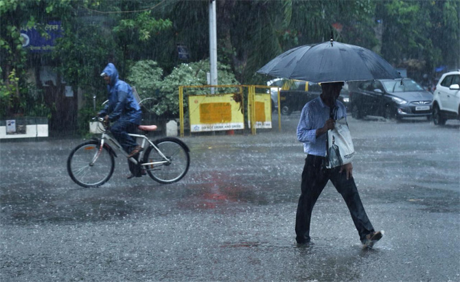 गेल्या अनेक दिवसांपासून पावसाची प्रतीक्षा मुंबईकरांना होती. तो पाऊस अखेर बरसण्यास सुरूवात झाल्याने मुंबईकरांनीही सुटकेचा निश्वास सोडला आहे. (छाया - निर्मल हरिंद्रन)