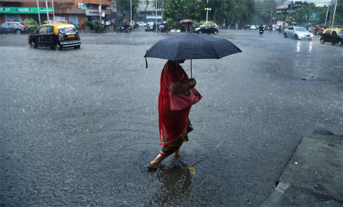 मुंबई, नवी मुंबई, ठाणे, कल्याण, या ठिकाणी जोरदार पावसाने हजेरी लावली आहे. मुंबईतल्या पश्चिम उपनगरांमध्येही पावसाला सुरूवात झाली आहे. (छाया - निर्मल हरिंद्रन)