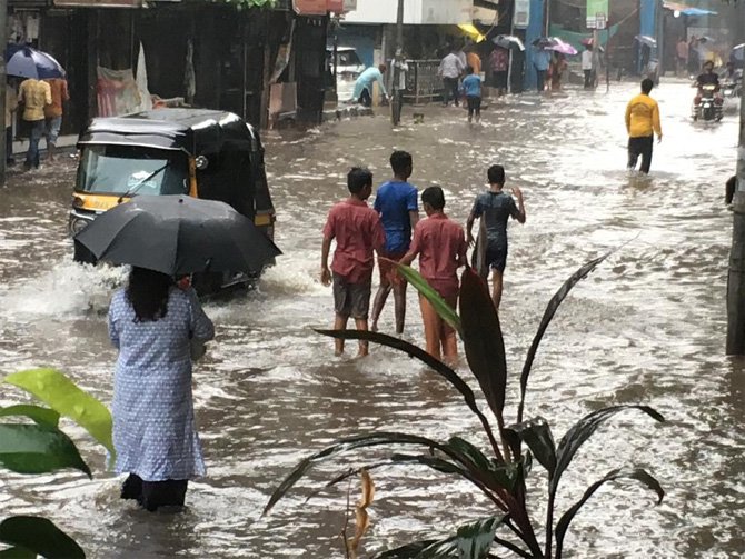 पाणी साठल्याने रस्ताच दिसेना (छाया: प्रदीप दास)