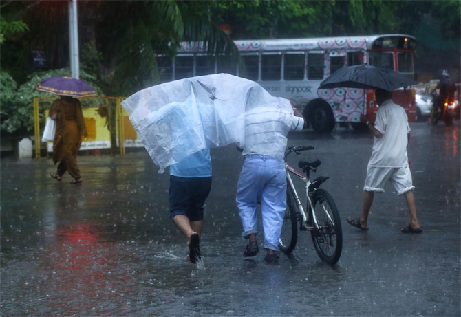 मुंबईतील अंधेरी, पवई या ठिकाणी जोरदार पाऊस पडू लागला आहे. (छाया - निर्मल हरिंद्रन)