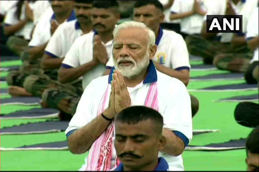 International Yoga Day : पंतप्रधान नरेंद्र मोदींची हजारो लोकांसोबत योगसाधना!