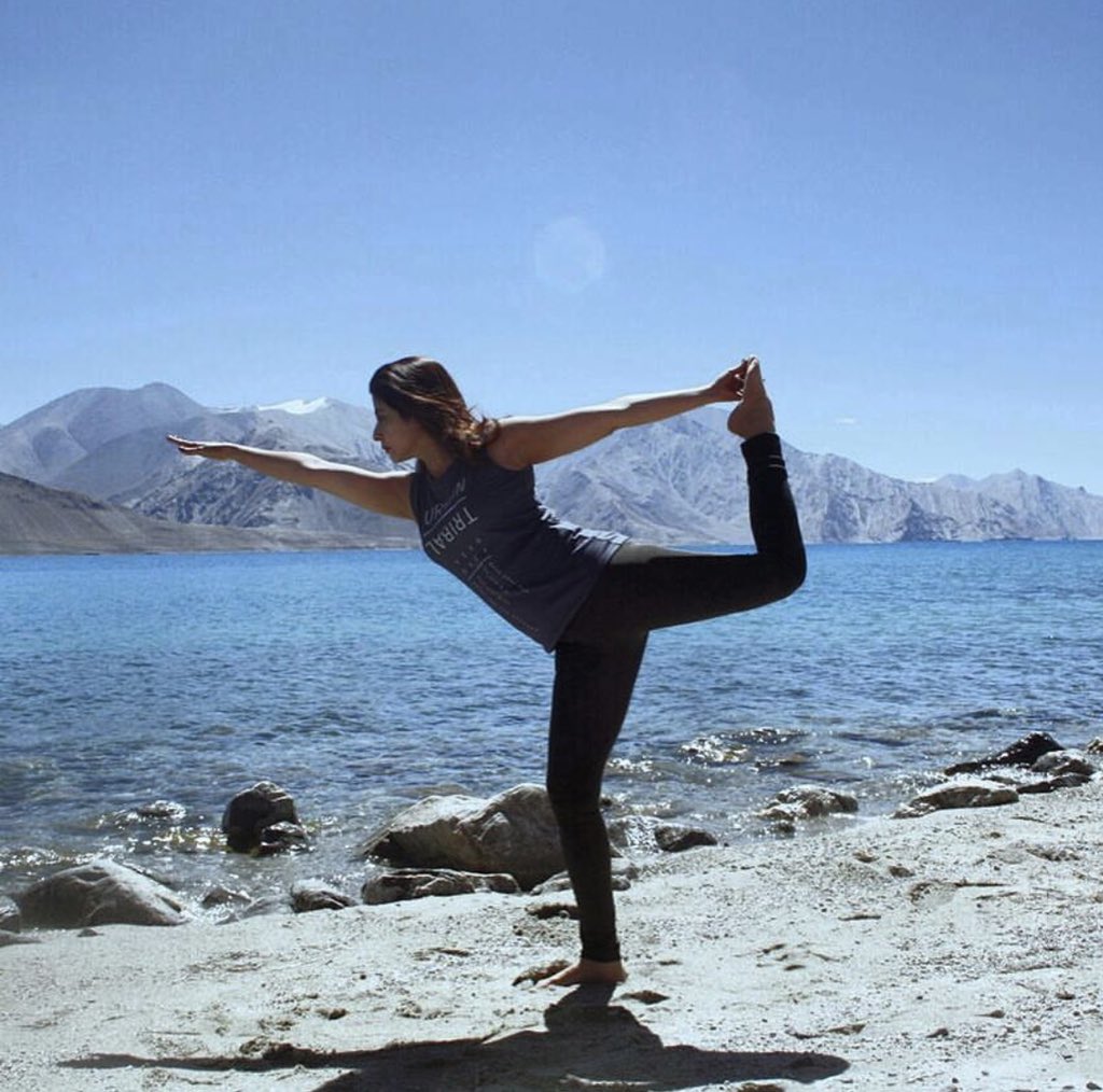 उर्मिला मातोंडकरने आंतराष्ट्रीय योग दिनाच्या शुभेच्छा दिल्या आहे. तिने योगा करतानाचा एक फोटो ट्विटरवर शेअर केला आहे.
