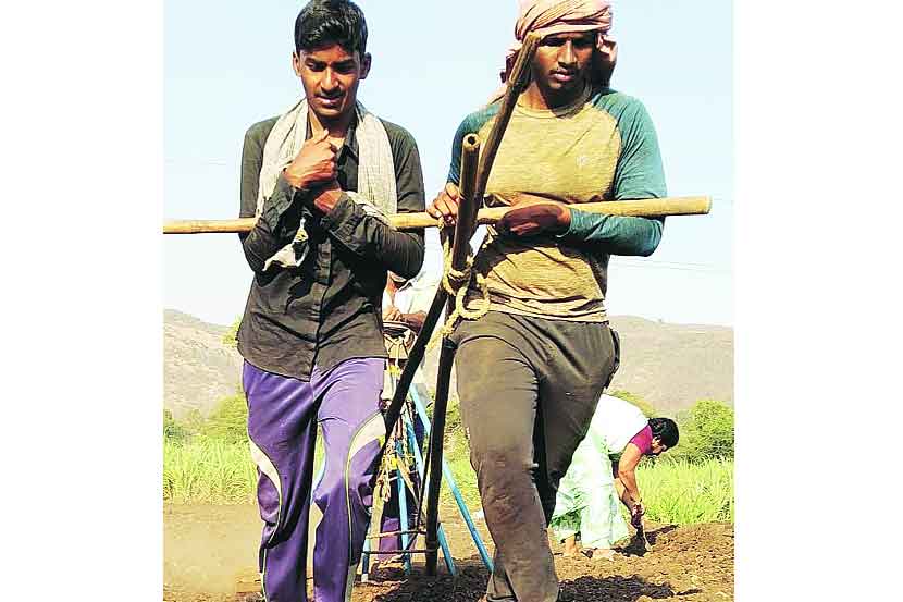 आजही हे चित्र अपवादाने कुठे कुठे दिसते; पण नाइलाज म्हणूनच..