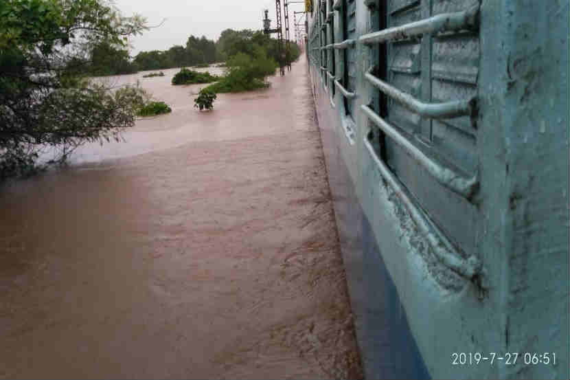 Mumbai Rain : महालक्ष्मी एक्स्प्रेसमध्ये अडकलेल्या सर्व प्रवाशांची सुटका