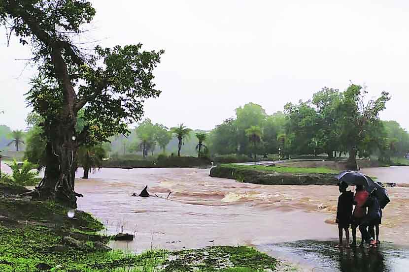 पारसपाडा पूल पाण्याखाली गेल्याने सोमवारी चार गावांचा संपर्क तुटला होता.