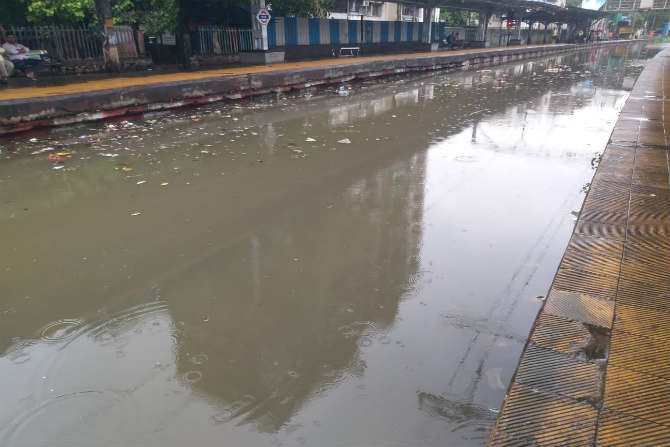 सलग दोन दिवस पडत असलेल्या पावसामुळे मुंबईची लाईफलाईन कोलमडली आहे. मध्य रेल्वेसह हार्बर रेल्वेच्या अनेक स्थानकांवर पावसाचं पाणी आलेलं आहे. (छायाचित्र - गणेश शिर्सेकर)