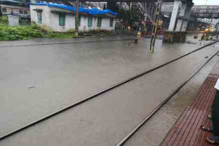 मुंबईतील कुर्ला स्थानकाजवळ सिग्नलमध्ये बिघाड, म.रे. आणि हार्बर लोकल ठप्प