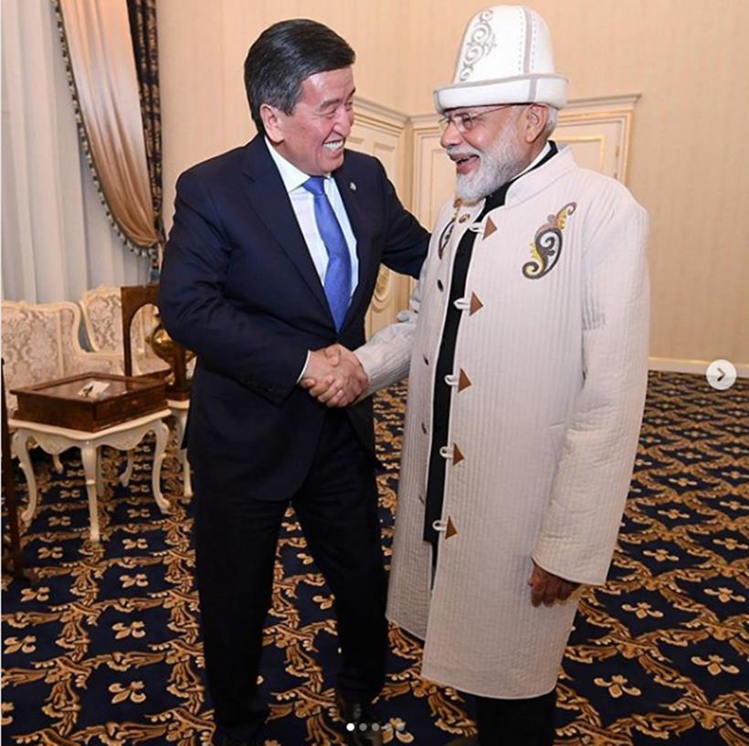 पंतप्रधान नरेंद्र मोदी यांनी जुन २०१९ मध्ये किर्गिजस्तानचा दौरा केला होता. त्यावेळी त्यांनी हा पारंपरिक पोशाख परिधान केला होता.