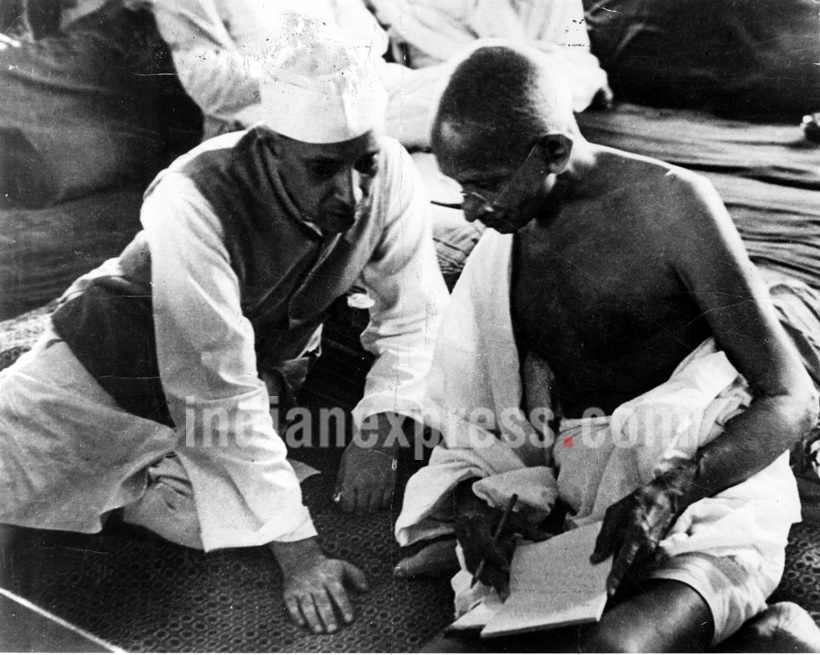 महात्मा गांधी आणि जवाहरलाल नेहरु