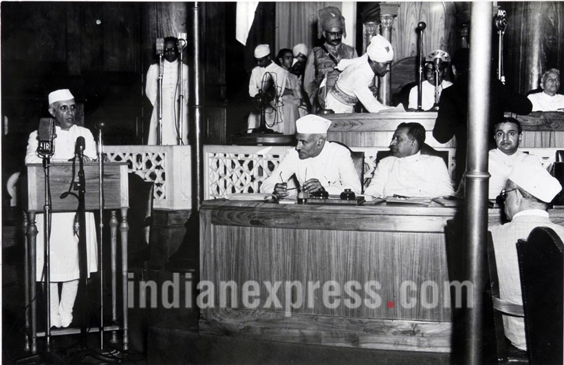 १५ ऑगस्ट १९४७ रोजी भारताला स्वातंत्र्य मिळाले होते. त्यावेळी नेहरुंनी केलेल्या प्रसिद्ध भाषणाची झलक या फोटोत पाहाता येते.