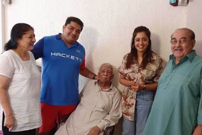 नेहा पेंडसेचा मराठीत मोठा चाहतावर्ग आहे. ‘मे आय कम इन मॅडम’ या विनोदी मालिकेतून तिनं हिंदी प्रेक्षकांमध्येही स्वत:चं वेगळं स्थान निर्माण केलं. 'बिग बॉस १२' या रिअॅलिटी शोमध्येही तिने सहभाग घेतला होता.