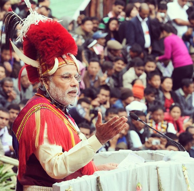 पंतप्रधान नरेंद्र मोदी यांनी २०१४ मध्ये नागालँडचा दौरा केला होता. त्यावेळी त्यांनी हा पारंपरिक पोशाख परिधान केला होता.