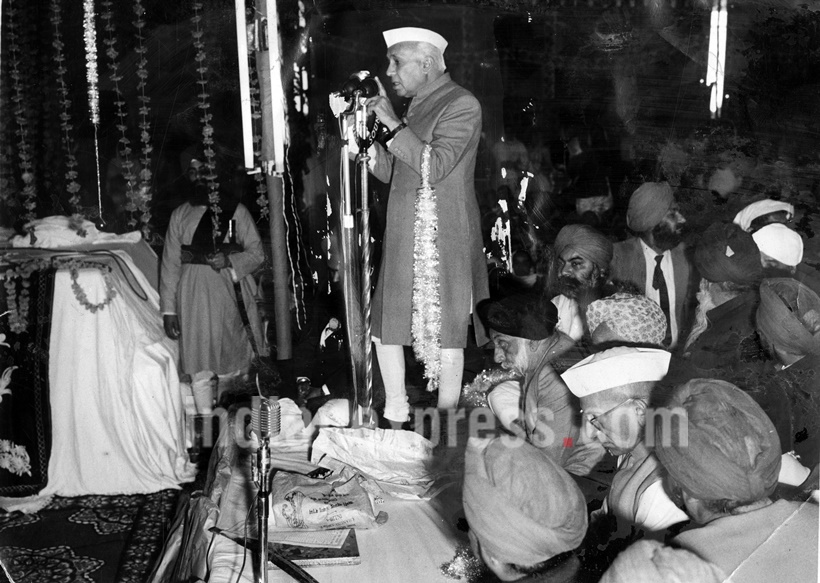 गुरु गोविंद सिंह यांच्या वाढदिवसा निमित्त भाषण करताना जवाहरलाल नेहरु