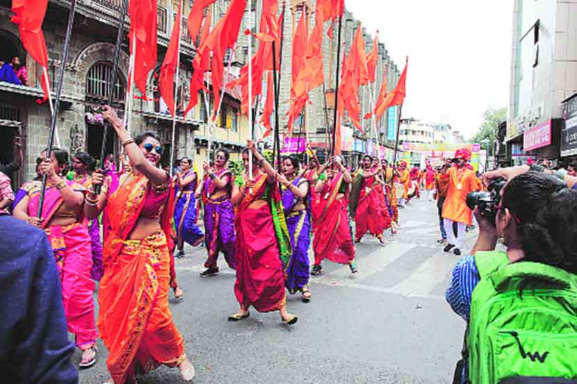 श्री गणरायाच्या प्रतिष्ठापनेपूर्वी सोमवारी शहरात काढण्यात आलेल्या मिरवणुकांमध्ये पारंपरिक पेहेरावातील युवतींचे ध्वजपथक लक्षवेधी ठरले.