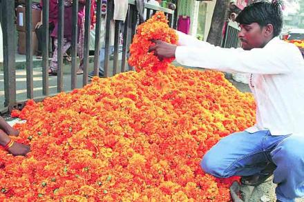 गणेशोत्सवासाठी मागणी वाढल्याने फुलांचे भाव तिप्पट