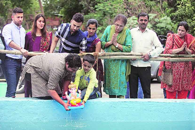 गणरायाचा गजर करीत दीड दिवसांच्या गणपतींना मंगळवारी भावपूर्ण निरोप देण्यात आला. अनेकांनी घाटांवरील हौदांमध्ये गणेश मूर्तीचे विसर्जन केले.