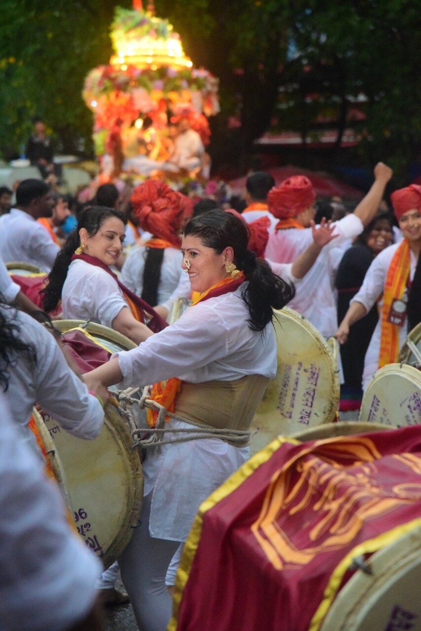 याच ढोल ताशाच्या मिरवणुकीत मराठी कलावंत कसे मागे राहतील?