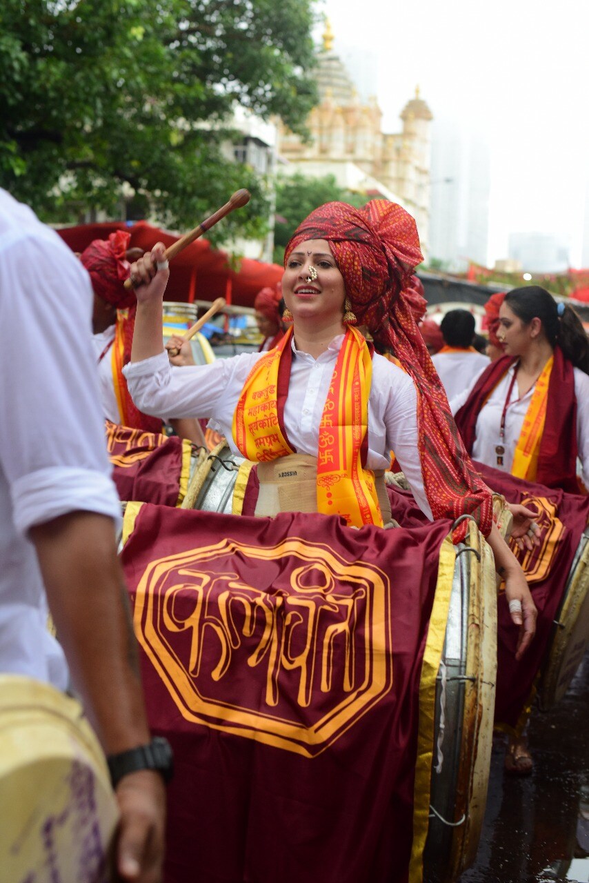 सिद्धीविनायक बाप्पाच्या विसर्जनावेळी अभिनेत्री तेजस्विनी पंडितचा जल्लोष पाहायला मिळाला.
