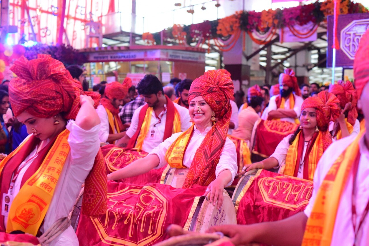खास मराठी कलाकारांचा 'कलावंत' नावाचं ढोल ताशा पथक आहे.