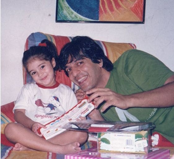 अनन्याने तिच्या लहानपणी वडिल चंकी पांडे यांच्यासोबत मस्ती करतानाचा फोटो शेअर केला आहे.