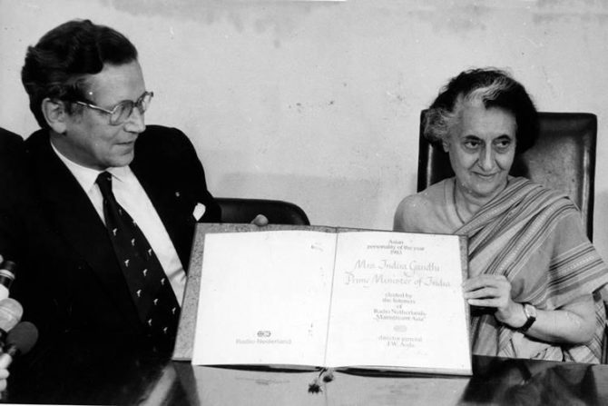इंदिरा गांधी – भारताच्या पहिल्या महिला पंतप्रधान असणाऱ्या इंदिरा गांधी यांनी १९६६ पासून सलग तीन टर्म पंतप्रधानपद भूषविले. पंतप्रधानपदाची चौथी टर्म सुरू असताना त्यांची हत्या झाली. इंदिरा गांधी यांनी इकोले नोउवेले, बेक्स, इकोले इंटरनॅशनल, जिनिव्हा, प्युपिलस ओन स्कूल, पुना अँड बॉम्बे, बॅडमिंटन स्कूल, ब्रिस्टॉल, विश्व भारती, शांतिनिकेतन, कोलंबिया विद्यापीठ आणि ऑक्सफर्ड यांसारख्या प्रतिष्ठित संस्थांमध्ये शिक्षण घेतले होते.