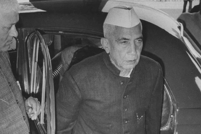 चरण सिंग – चरण सिंग फक्त १७० दिवस भारताचे पंतप्रधान होते. त्यांनी विज्ञान शाखेतील पदवी आणि पदव्युत्तर शिक्षण आग्रा विद्यापीठातून घेतले. त्यानंतर काही काळ चरण सिंग यांनी गाझियाबादमध्ये वकिलीही केली होती.