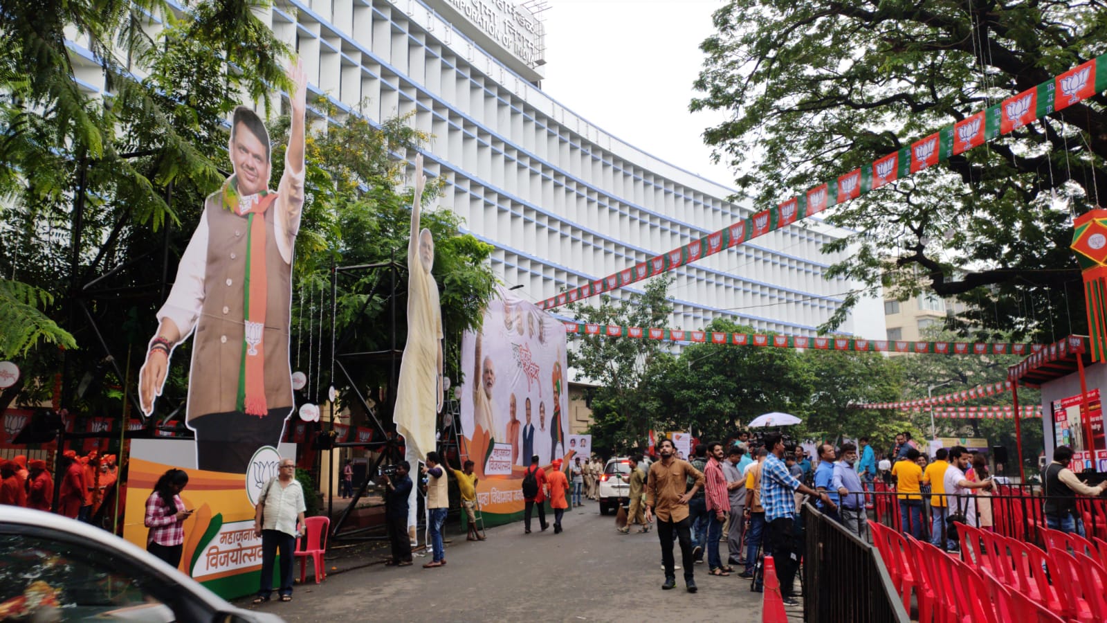 मुंबई कार्यालयाबाहेर सर्वत्र भारतीय जनता पक्षाचे झेंडे फडकविण्यात आले आहेत.