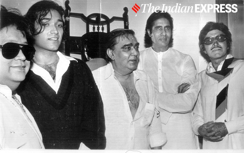 बप्पी लेहरी, पुरु राजकुमार, प्रकाश मेहरा आणि राज कुमार यांच्यासोबतचा आमिताभ यांचा जुना फोटो.(छाया सौजन्य- एक्प्रेस आर्काइव्ज)