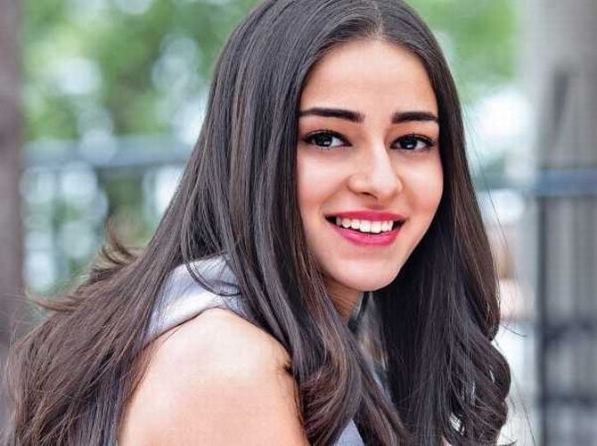 बॉलिवूड दिग्दर्शक आणि चित्रपट निर्माता करण जोहरच्या 'स्टूडंट ऑफ द इअर २' चित्रपटातून अभिनयाच्या करिअरला सुरुवात करणारी अभिनेत्री म्हणजे अनन्या पांडे.