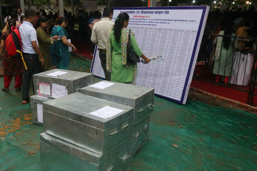 मुंबई : मतदान केंद्रांच्या याद्या तपासताना निवडणूक कर्मचारी. फोटो- अमित चक्रवर्ती
