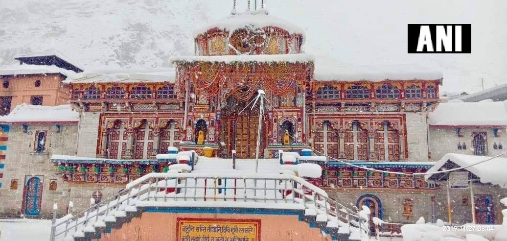 केदारनाथ बरोबरच बद्रीनाथ मंदिर येथेही तुफान बर्फवृष्टी झाली आहे.( फोटो सौजन्य : ANI )