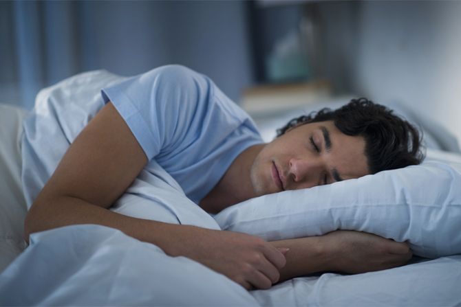 २. झोप लागण्यास मदत – अनेक जणांना रात्री लवकरच झोप न लागण्याची समस्या असते. अशा व्यक्तींनी रात्री झोपण्यापूर्वी एक अक्रोड खावा. अक्रोडमध्ये झोप येण्यासाठीचे काही गुणधर्म असतात. त्यामुळे रात्री लवकर झोप येते.